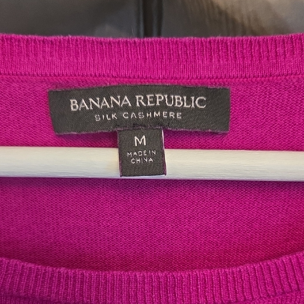 Size M, Banana Republic Women's SILK/CASHMERE BLEND Fuchsia Crew Neck Sweater - Picture 2 of 3